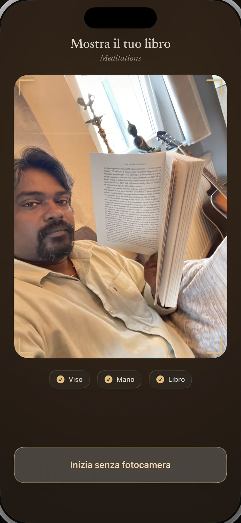 Il varco con la fotocamera: una persona tiene un libro aperto davanti all’iPhone, con volto, mano e libro confermati.